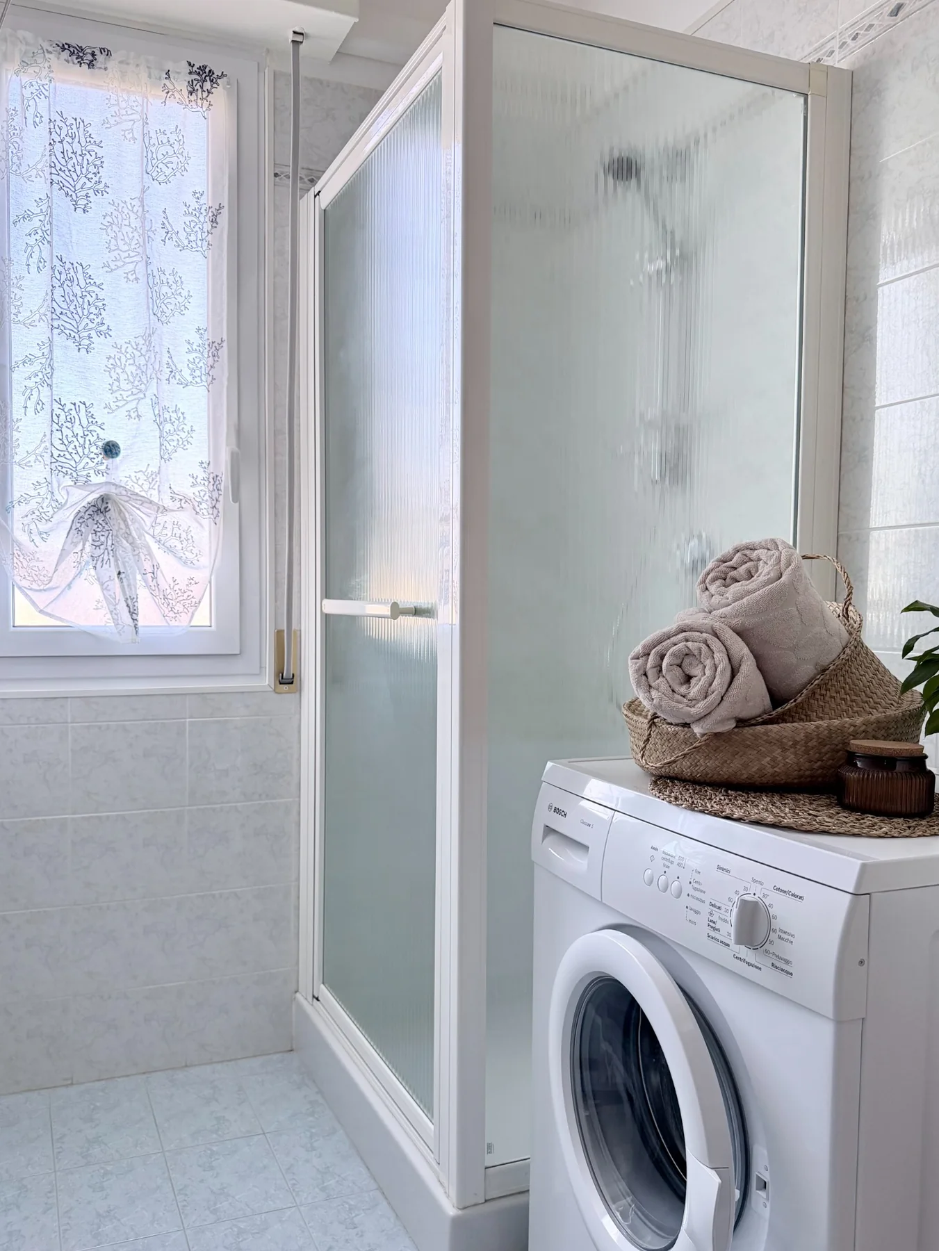 Bagno con doccia e lavatrice