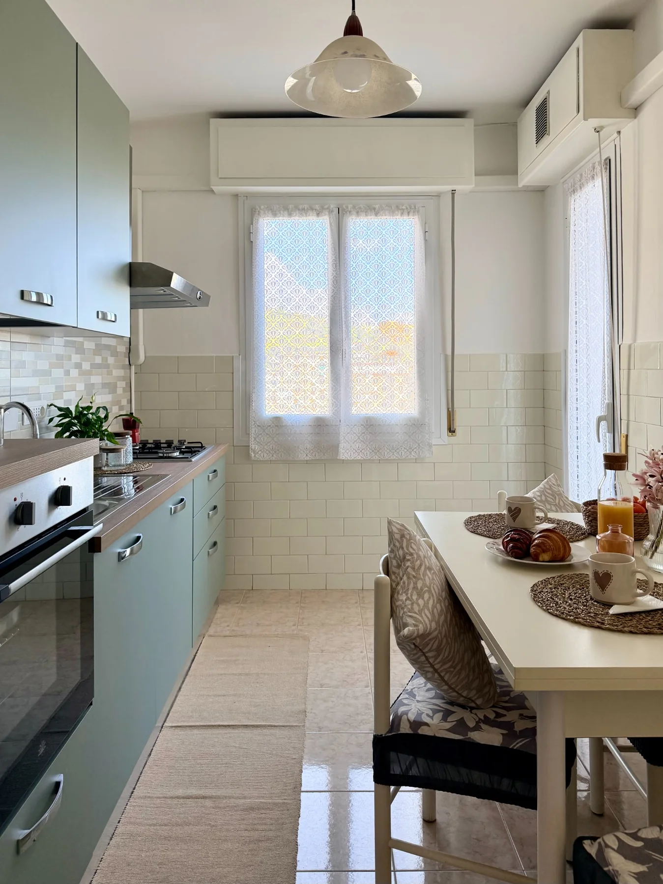 Cucina abitabile apparecchiata per la colazione