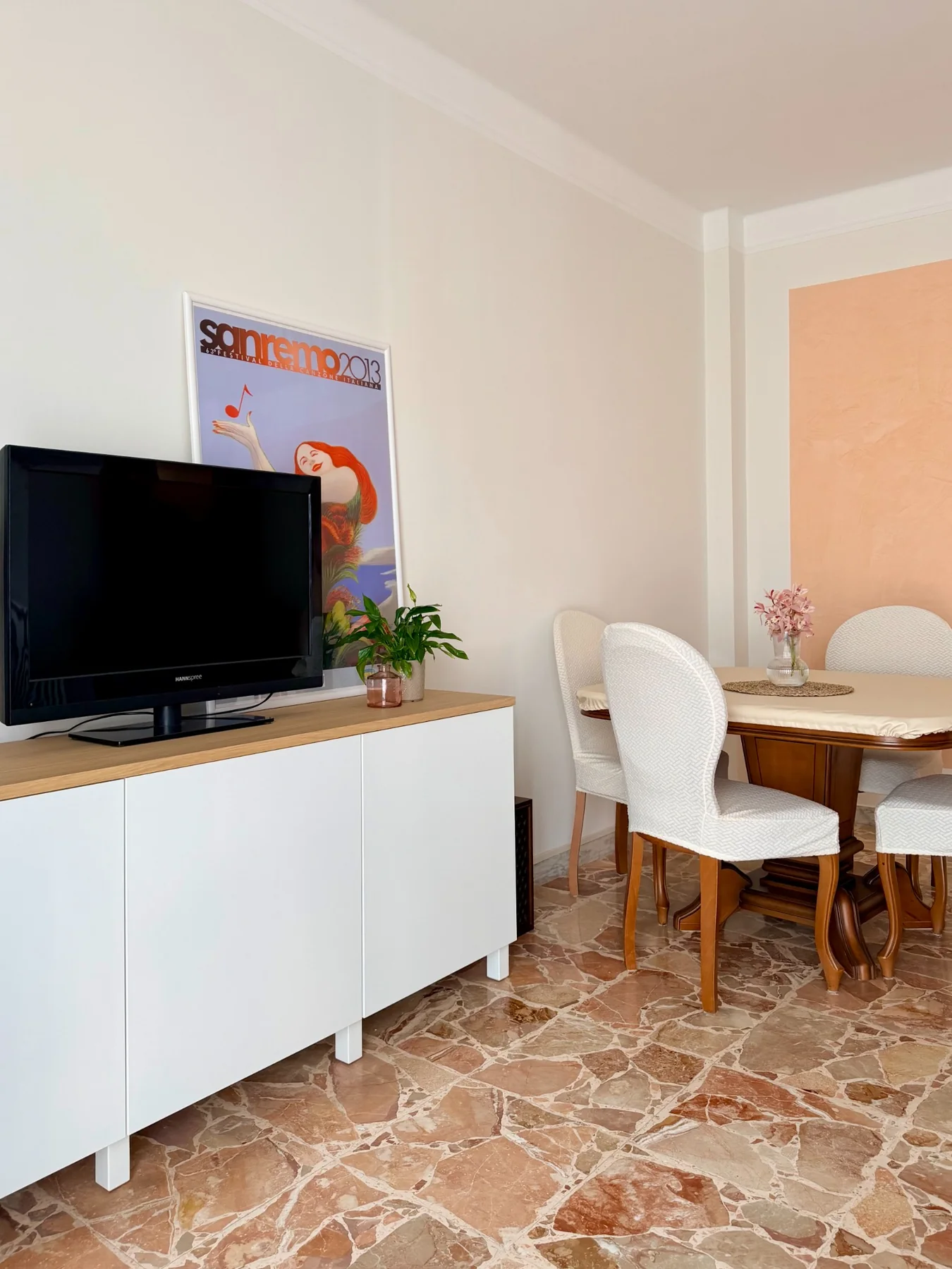 Zona giorno con televisore e tavolo da pranzo